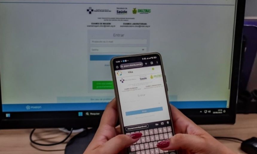 Telefone celular com a tela aberta em um site de saúde, com monitor de computador ao fundo