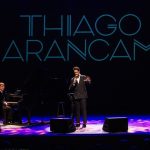 Thiago Arancam no palco durante o show 'Uma Viagem Pela Itália'.
