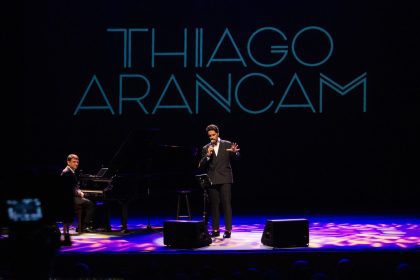Thiago Arancam no palco durante o show 'Uma Viagem Pela Itália'.