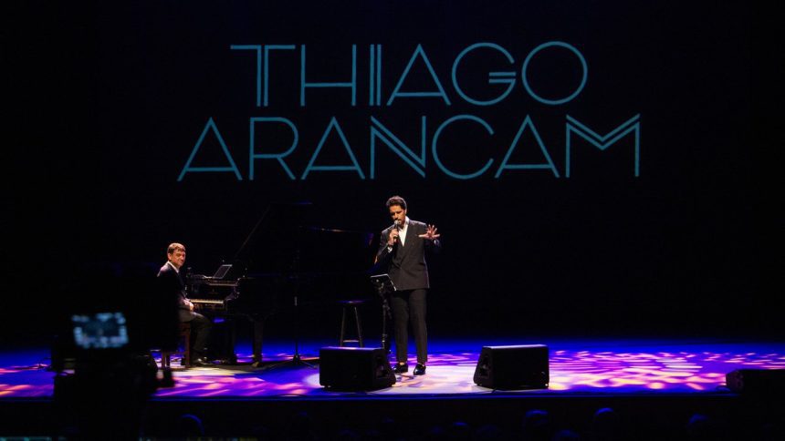Thiago Arancam no palco durante o show 'Uma Viagem Pela Itália'.
