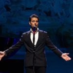 Thiago Arancam, tenor, se apresenta com os braços abertos durante show em Manaus