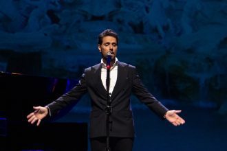 Thiago Arancam, tenor, se apresenta com os braços abertos durante show em Manaus