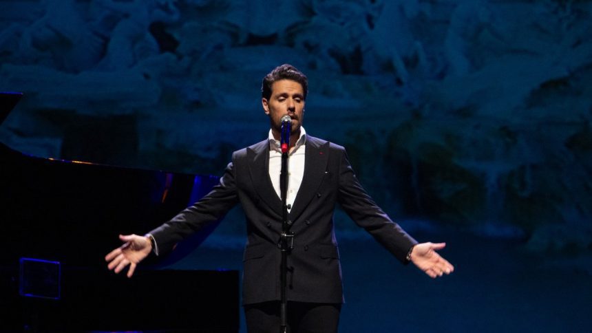 Thiago Arancam, tenor, se apresenta com os braços abertos durante show em Manaus