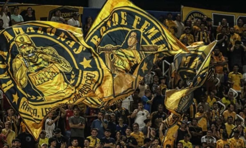 Torcedores do Amazonas FC com bandeiras personalizadas no estádio.