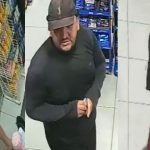 Três suspeitos de assalto em loja de conveniência, com roupas escuras e bonés.