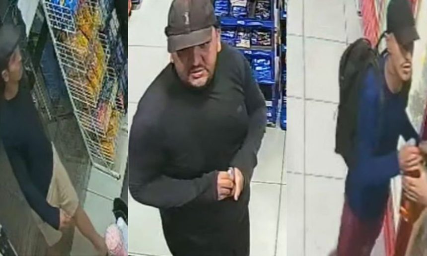 Três suspeitos de assalto em loja de conveniência, com roupas escuras e bonés.