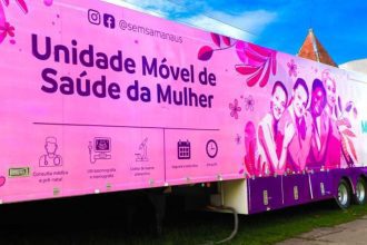 Unidade Móvel de Saúde da Mulher em Manaus: carreta rosa com serviços de saúde para mulheres.