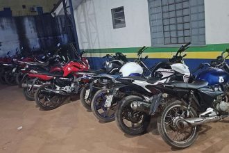 Várias motocicletas apreendidas pela Polícia Civil do Amazonas (PC-AM) em operação.