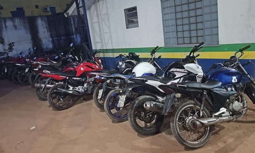 Várias motocicletas apreendidas pela Polícia Civil do Amazonas (PC-AM) em operação.