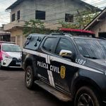 Veículos da Polícia Civil em operação de investigação.