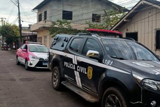 Veículos da Polícia Civil em operação de investigação.