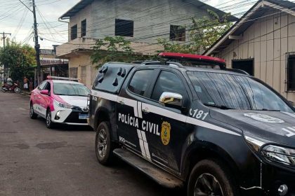Veículos da Polícia Civil em operação de investigação.
