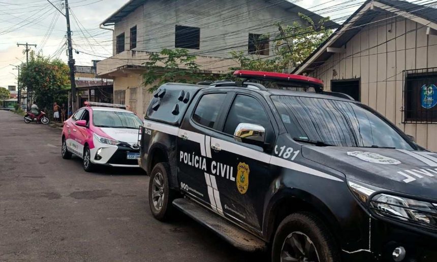 Veículos da Polícia Civil em operação de investigação.