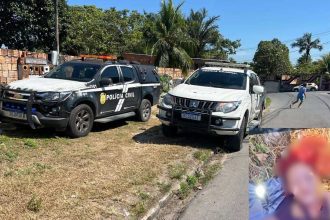Veículos da polícia em cena de crime, com homem correndo e imagem de corpo no canto inferior.