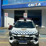Viaturas da Polícia Militar em frente a uma agência bancária CAIXA