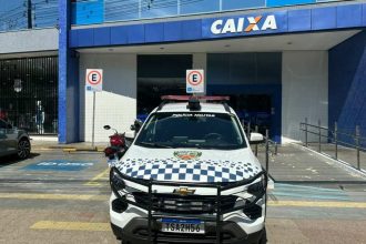 Viaturas da Polícia Militar em frente a uma agência bancária CAIXA