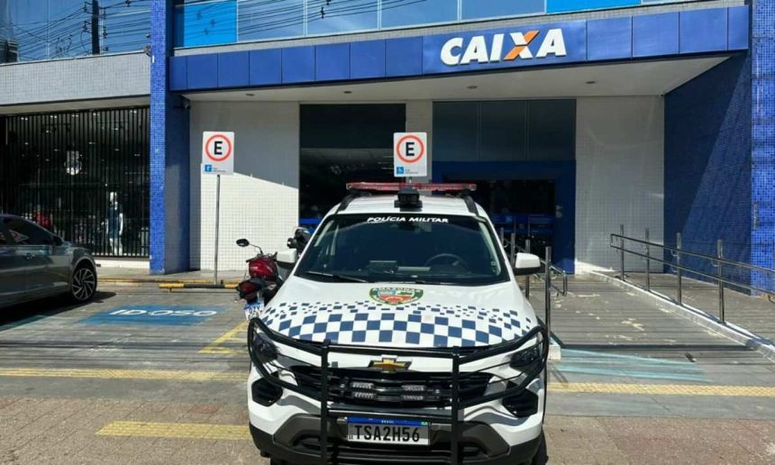 Viaturas da Polícia Militar em frente a uma agência bancária CAIXA