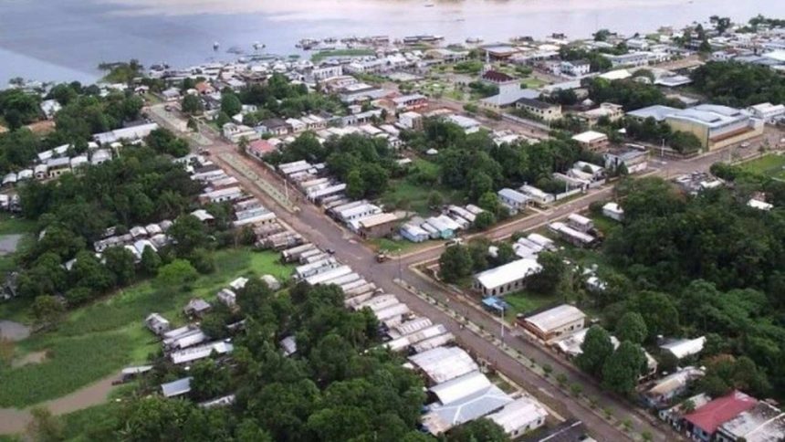 Vista aérea de cidade Fonte Boa com casas, vegetação densa e rio ao fundo