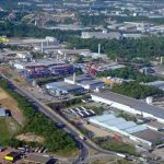 Vista aérea de uma área industrial com contêineres e edifícios.