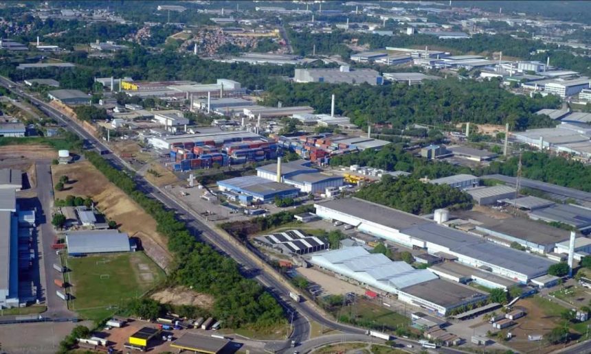 Vista aérea de uma área industrial com contêineres e edifícios.