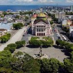 Vista aérea do Largo de São Sebastião em Manaus, com o Teatro Amazonas em destaque e a primeira edição do Banzeiro Cabôco.