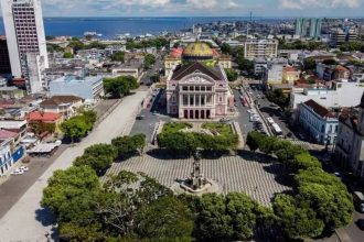 Vista aérea do Largo de São Sebastião em Manaus, com o Teatro Amazonas em destaque e a primeira edição do Banzeiro Cabôco.