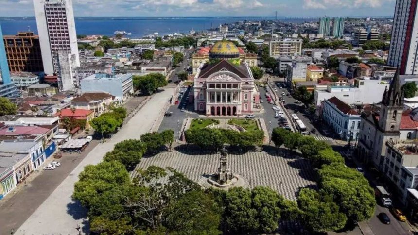Vista aérea do Largo de São Sebastião em Manaus, com o Teatro Amazonas em destaque e a primeira edição do Banzeiro Cabôco.
