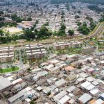 Vista aérea do projeto de infraestrutura urbana Prosamin+ em desenvolvimento.