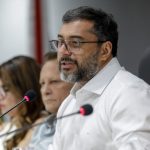 Wilson Lima discursando em evento sobre projetos sociais no Amazonas