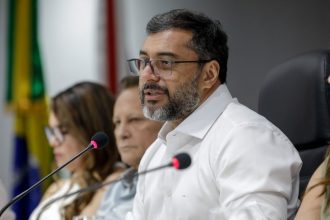 Wilson Lima discursando em evento sobre projetos sociais no Amazonas