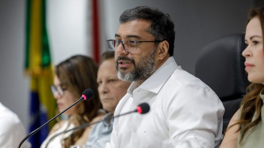 Wilson Lima discursando em evento sobre projetos sociais no Amazonas