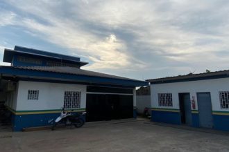 Mãe é presa em bar após filho de 4 anos ser salvo de janela a nove metros de altura no AM