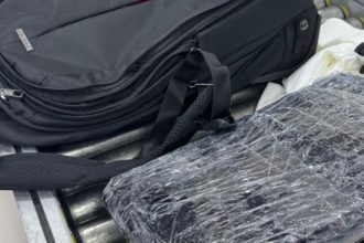 Colombianos são presos com mais de 6 kg de cocaína em aeroporto de Tabatinga