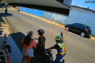 Vídeo mostra mototaxista esfaqueando colega pelas costas no Amazonas