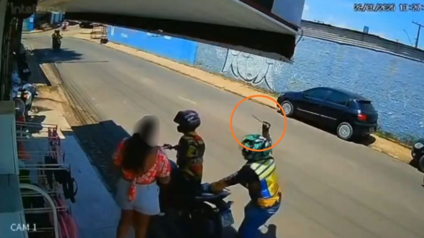 Vídeo mostra mototaxista esfaqueando colega pelas costas no Amazonas