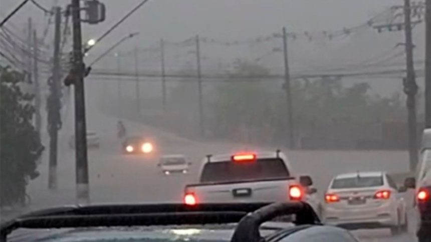 Manaus amanhece com chuva intensa e instabilidade no clima