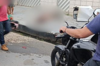 Perseguição entre carro e moto termina com morte de mulher em Manaus