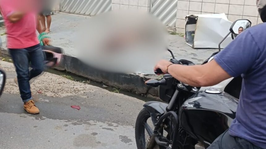Perseguição entre carro e moto termina com morte de mulher em Manaus