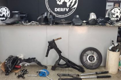 Polícia descobre desmanche de veículos em Manaus e prende dois homens