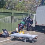 Caminhão colide com poste e interdita trânsito na Avenida Ephigênio Salles