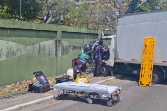Caminhão colide com poste e interdita trânsito na Avenida Ephigênio Salles