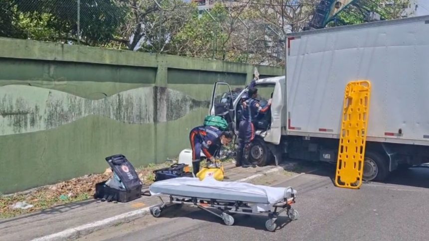 Caminhão colide com poste e interdita trânsito na Avenida Ephigênio Salles