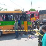Colisão entre micro-ônibus e caçamba deixa 12 feridos na Zona Norte de Manaus