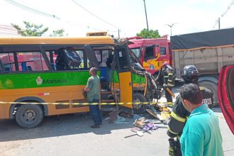 Colisão entre micro-ônibus e caçamba deixa 12 feridos na Zona Norte de Manaus