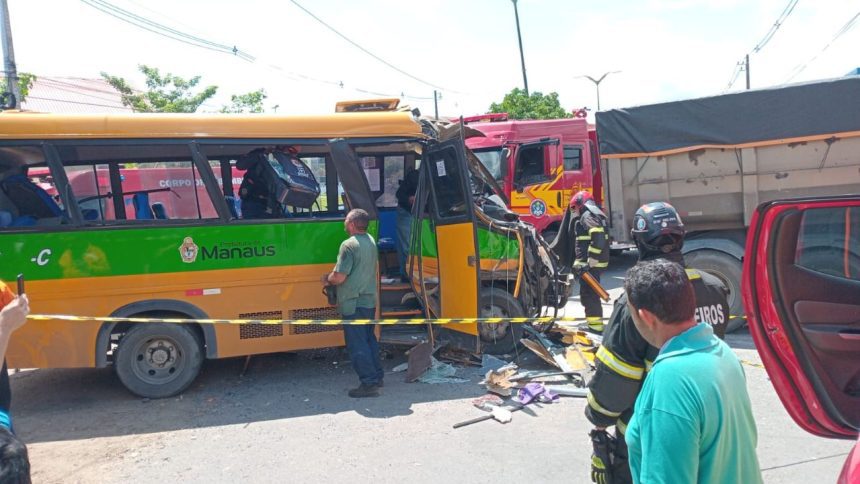 Colisão entre micro-ônibus e caçamba deixa 12 feridos na Zona Norte de Manaus