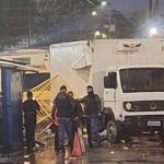 Caminhão invade T3, derruba muro e destrói motos em Manaus