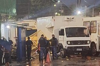 Caminhão invade T3, derruba muro e destrói motos em Manaus