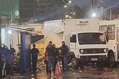 Caminhão invade T3, derruba muro e destrói motos em Manaus