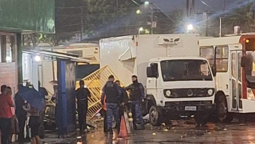 Caminhão invade T3, derruba muro e destrói motos em Manaus