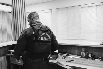 PF prende mulher condenada por lavagem de dinheiro ligada a facção criminosa no AM